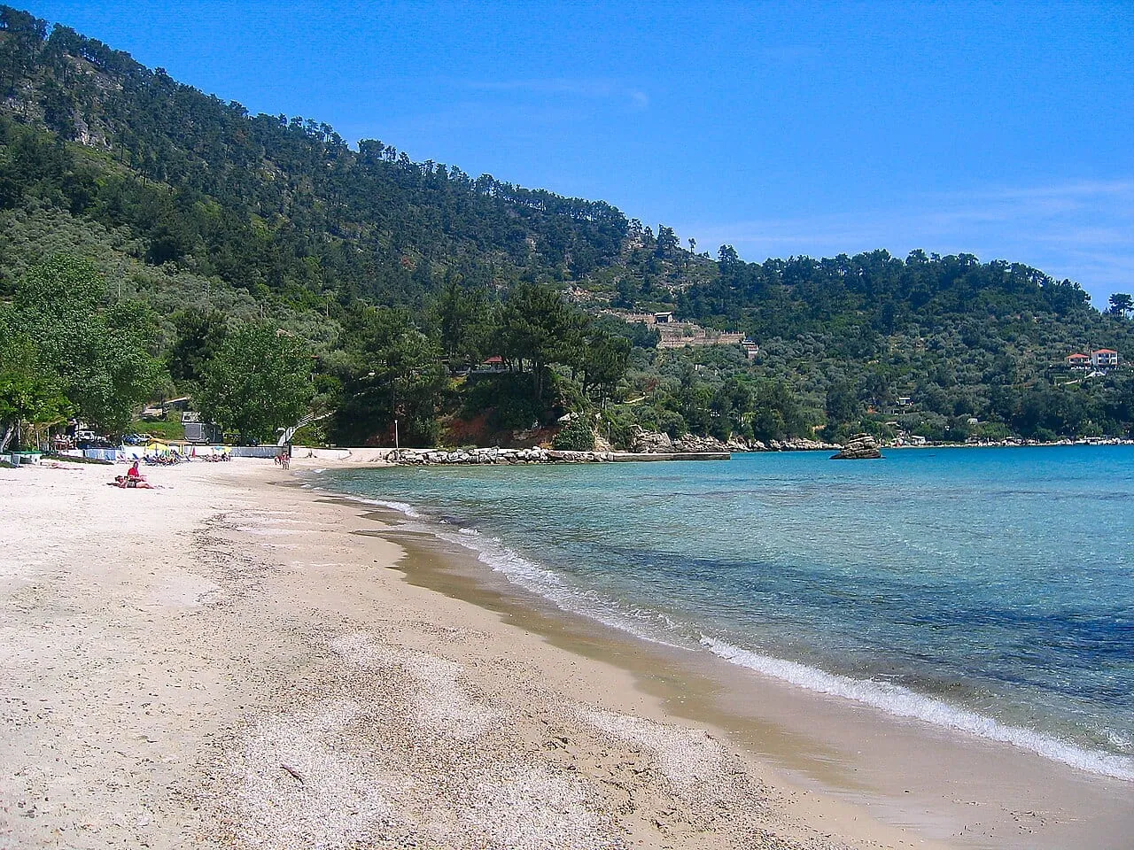 Jasny piasek i lazurowa woda na Złotej Plaży na wyspie Thassos