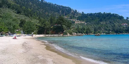 Jasny piasek i lazurowa woda na Złotej Plaży na wyspie Thassos