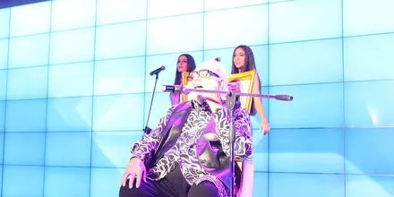Demis Roussos śpiewający na scenie podczas koncertu w Baku