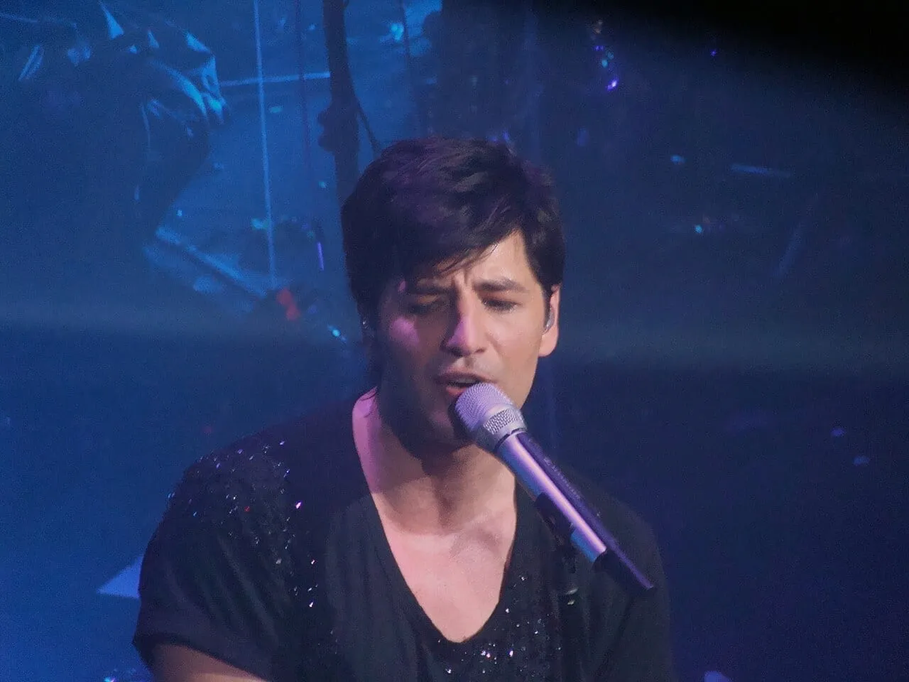 Sakis Rouvas śpiewający na scenie podczas noworocznego występu w 2009 roku