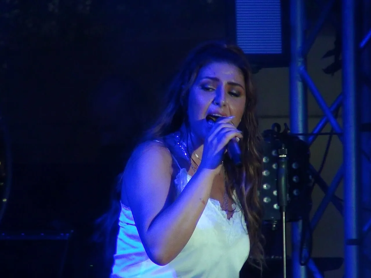 Elena Paparizou śpiewająca na koncercie trasy Ouranio Toxo w 2018 roku