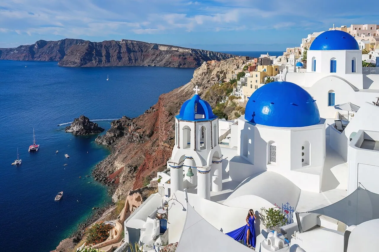 Trzy niebieskie kopuły kościołów w Oia na Santorini nad Morzem Egejskim