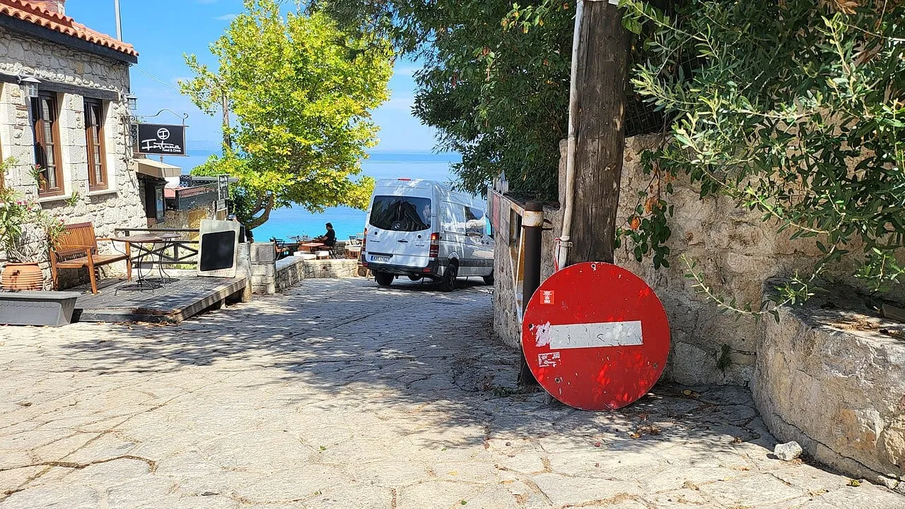 Znak zakazu wjazdu na greckiej drodze w Afytos