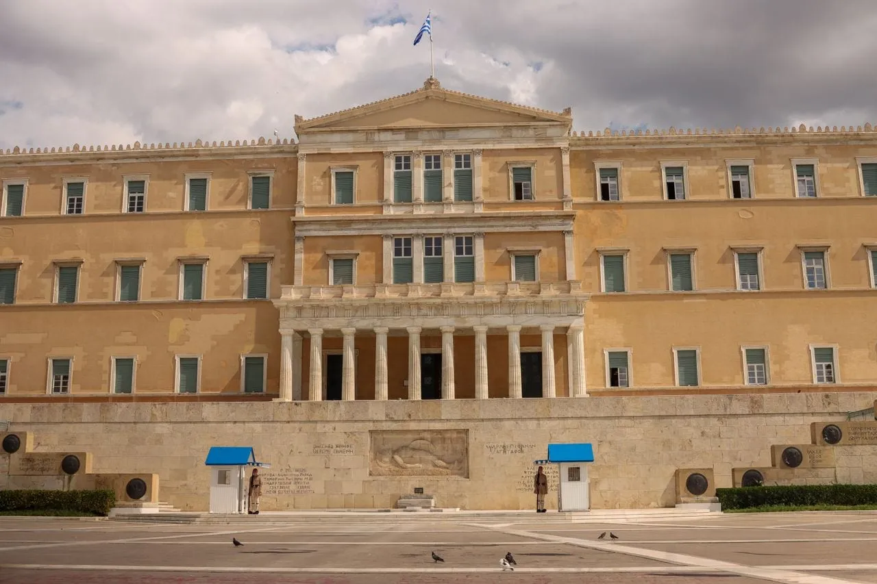 Gmach Parlamentu Greckiego przy placu Syntagma w Atenach z flagą Grecji na dachu