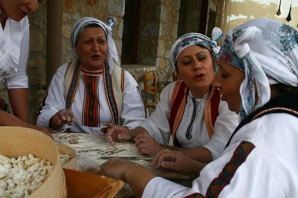 Grecja | Peloponez – kobiety w greckim stroju ludowym
