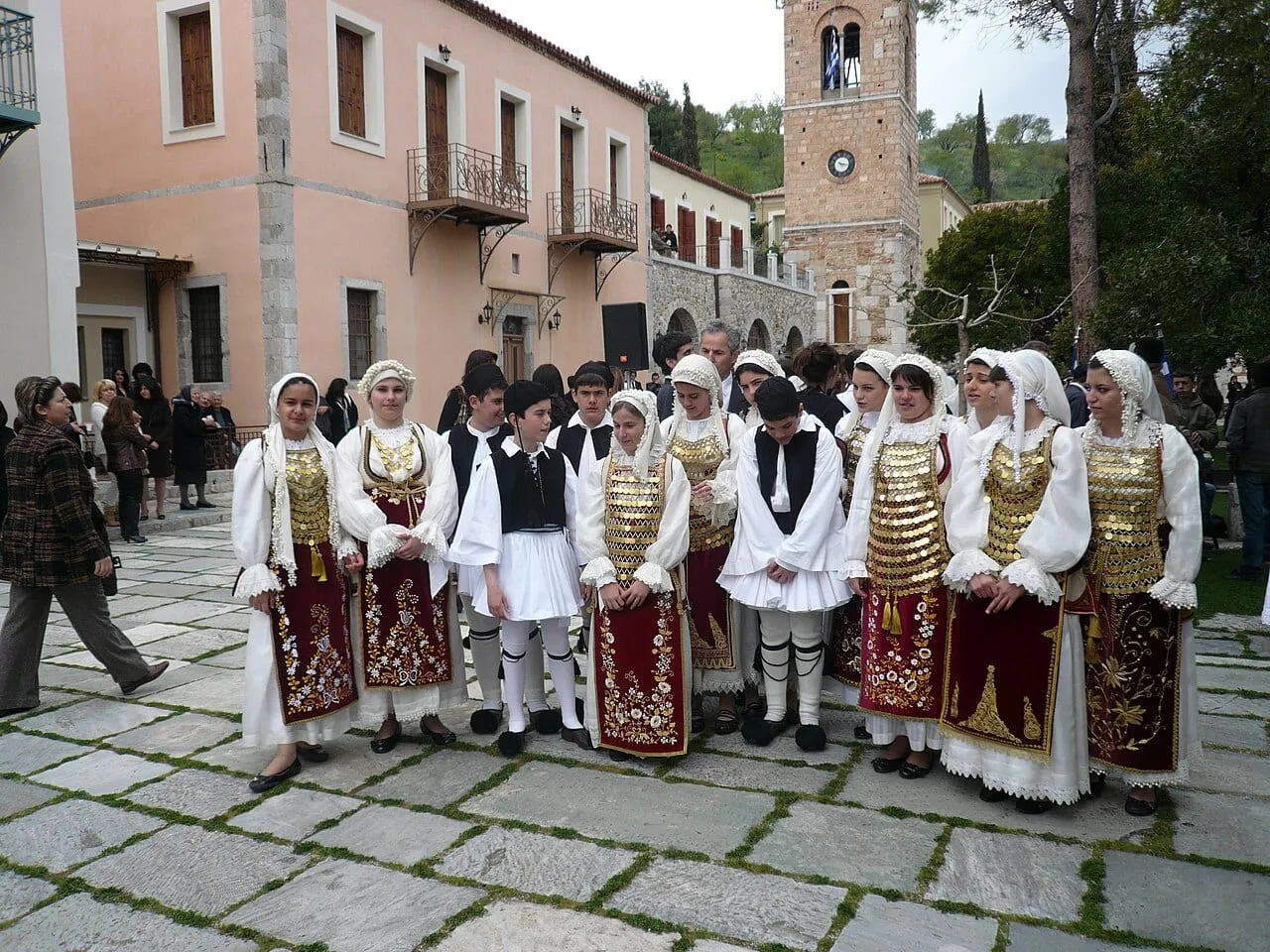 Tancerze w ludowych strojach przy klasztorze Hosios Loukas