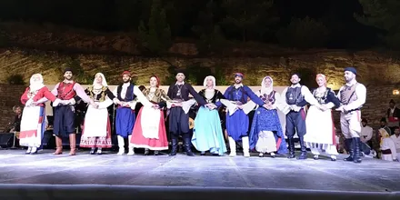 Tancerze w tradycyjnych strojach kreteńskich podczas festiwalu