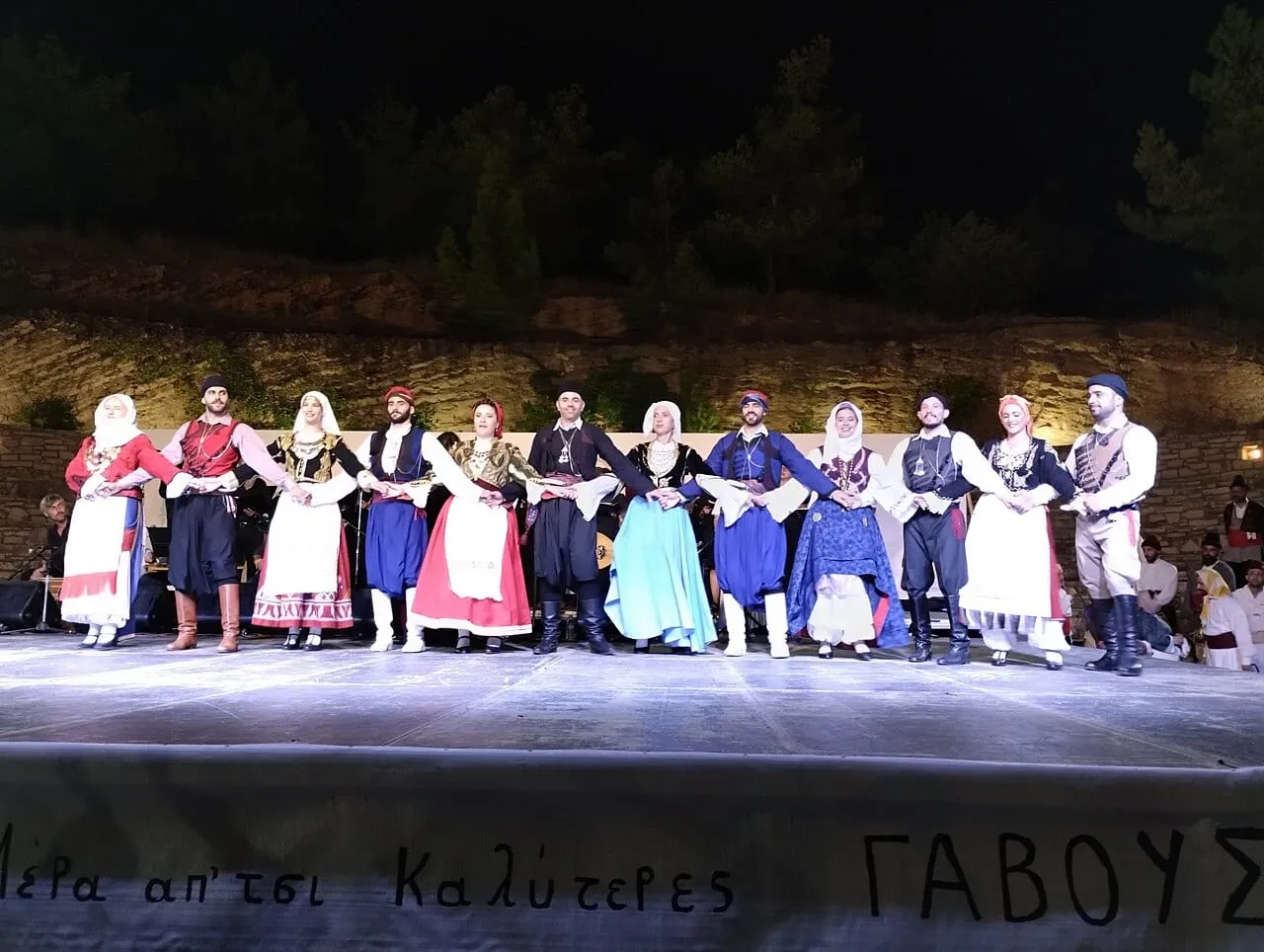 Tancerze w tradycyjnych strojach kreteńskich podczas festiwalu