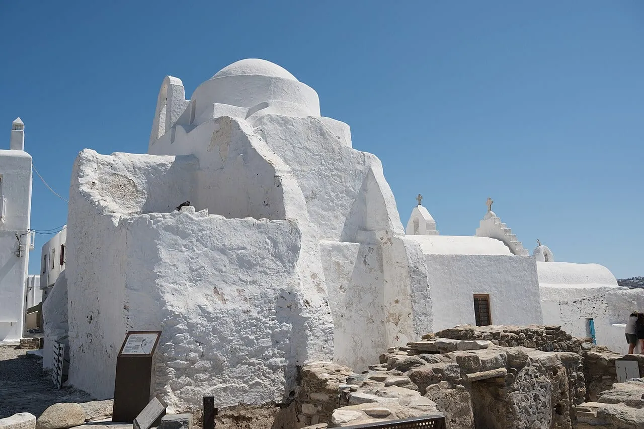 Biały kościół Panagia Paraportiani w Chorze na Mykonos