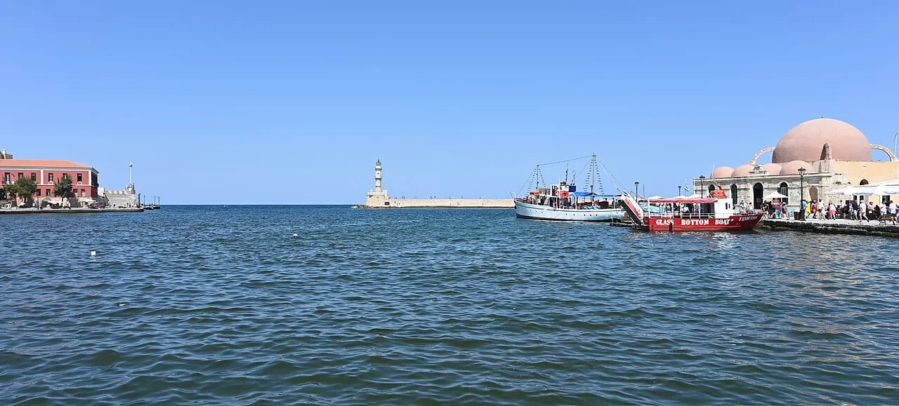 Stary port w Chanii na Krecie z latarnią morską