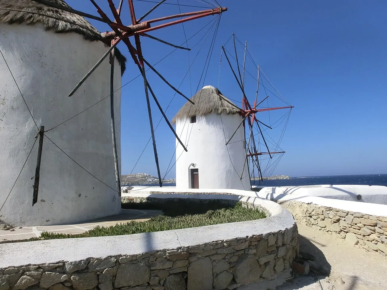 Wiatraki na wzgórzu nad miastem Mykonos