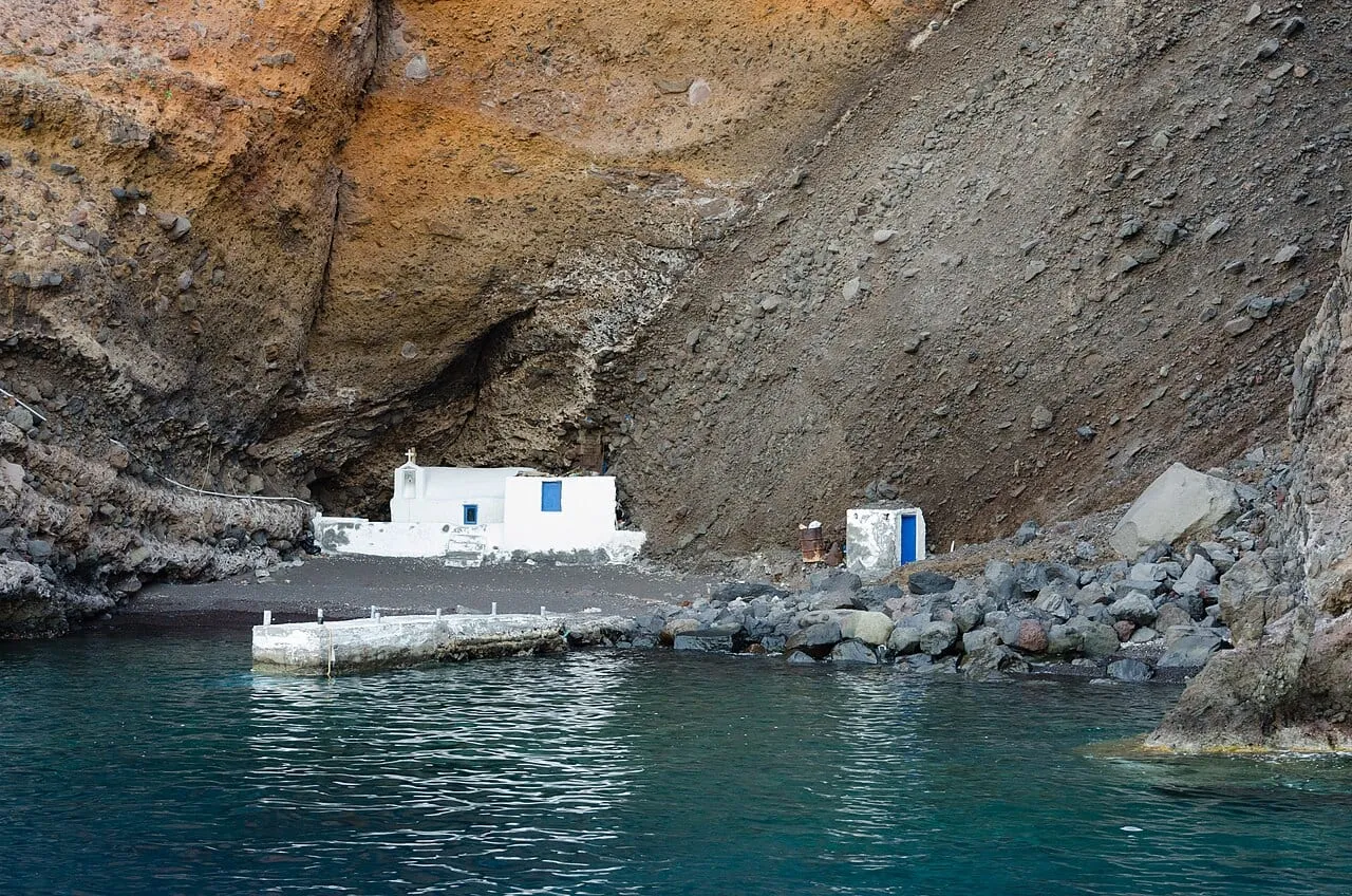 Kaplica na brzegu kaldery Santorini nad poziomem morza