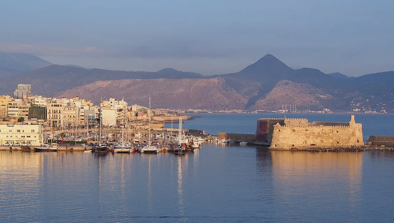Stary port w Heraklionie z weneckim fortem Koules