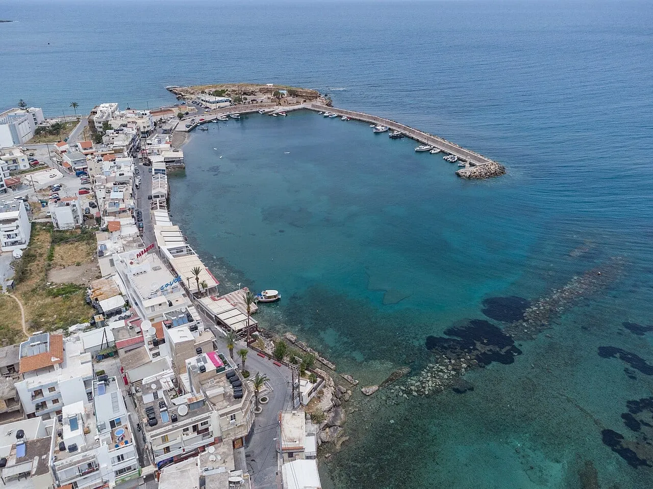 Port w Hersonissos z antycznym falochronem widziany z góry