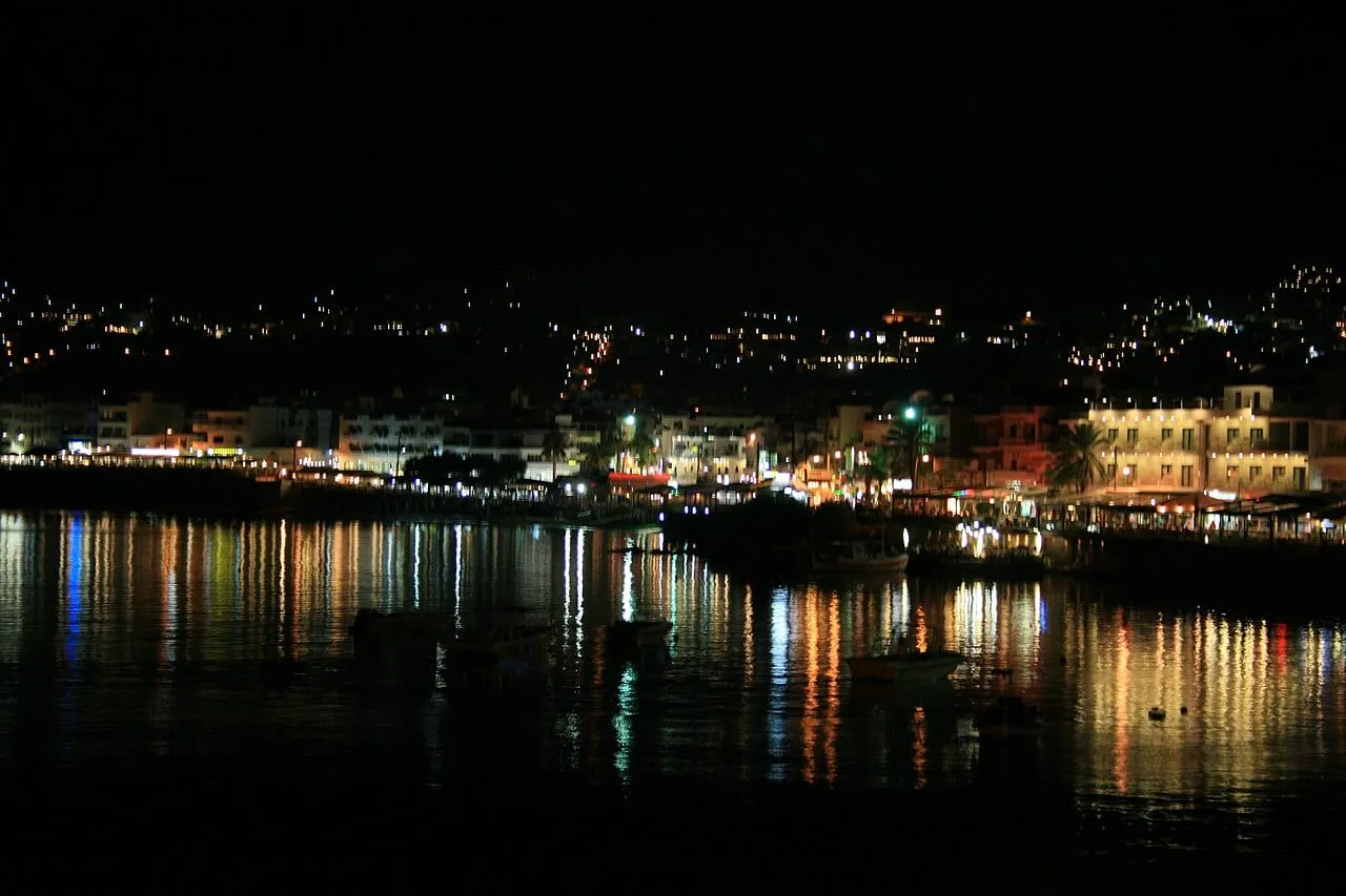 Port w Hersonissos nocą