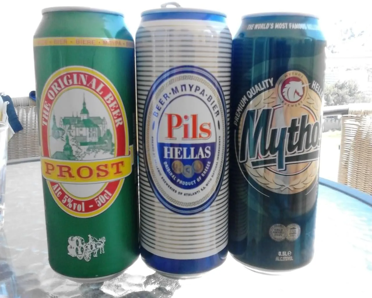 Trzy butelki greckiego piwa