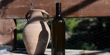 Butelka świeżej oliwy z oliwek i amfora w Archangelos na Rodos