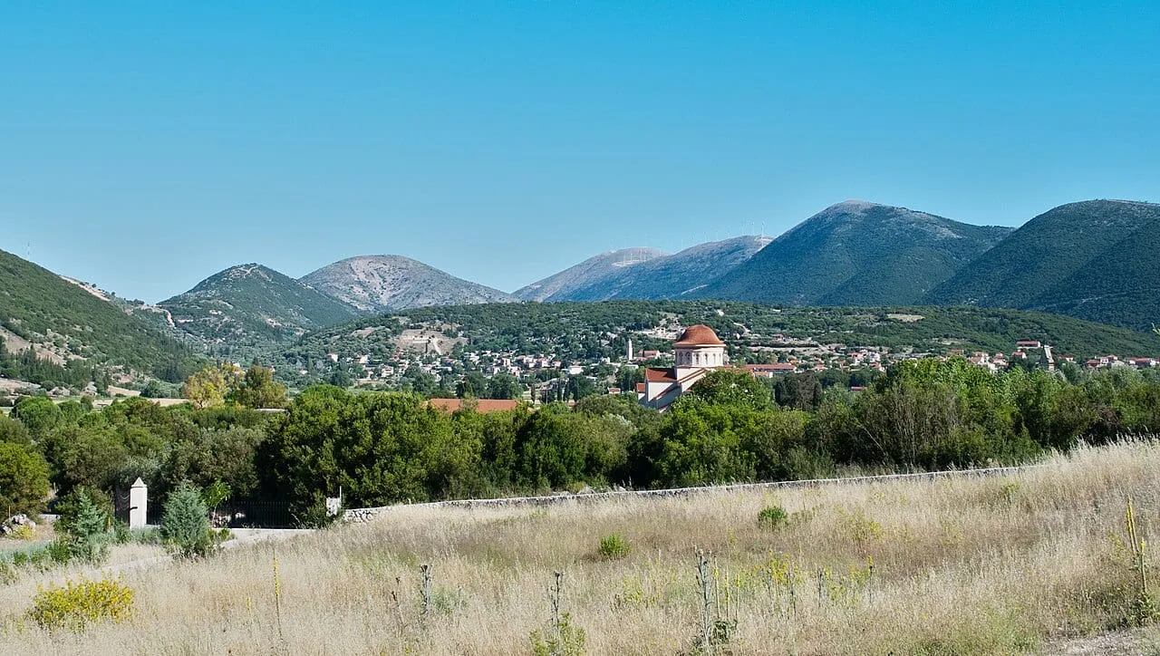 Górskie wzgórza i wioska na Kefalonii