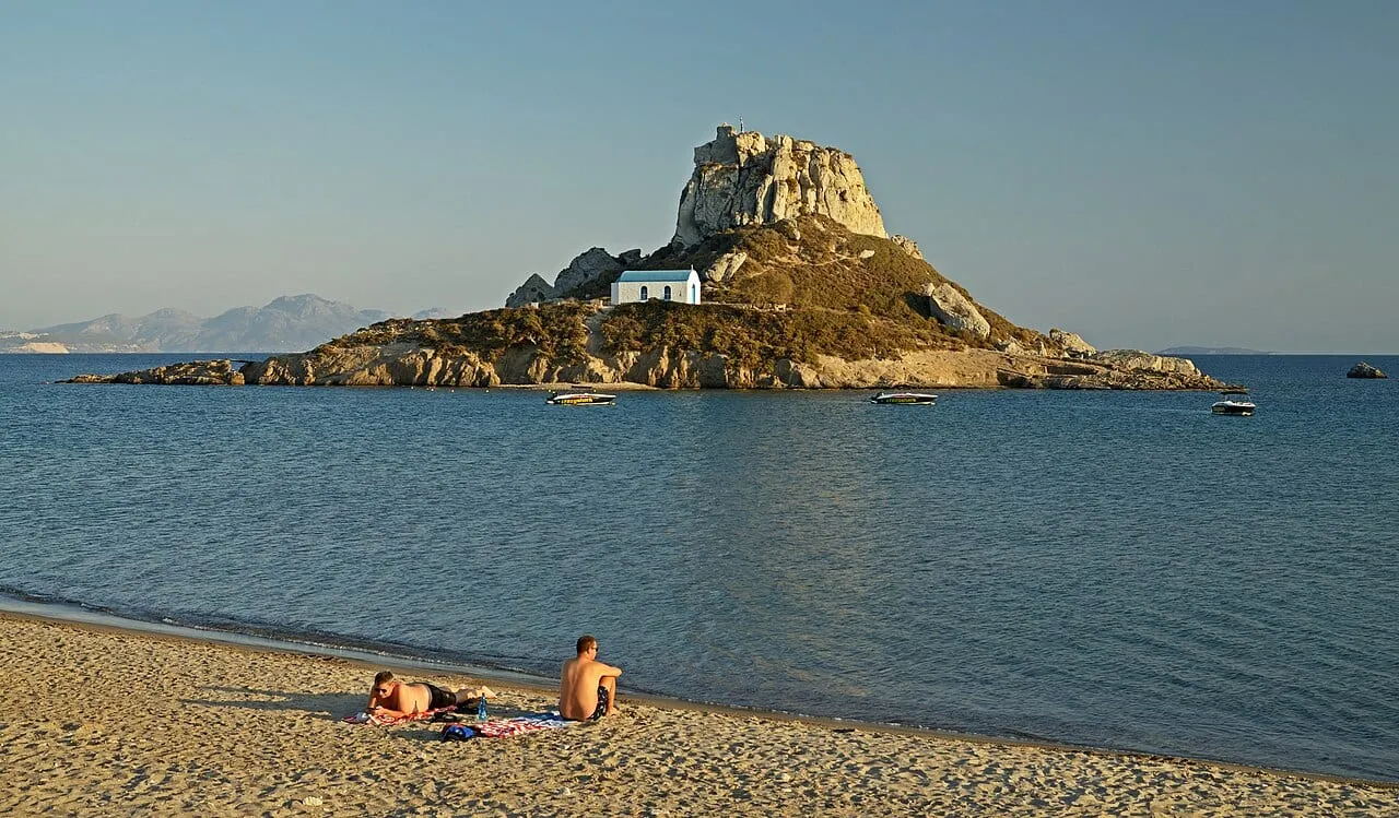 Plaża Kefalos z wysepką Kastri i kaplicą św. Mikołaja na Kos