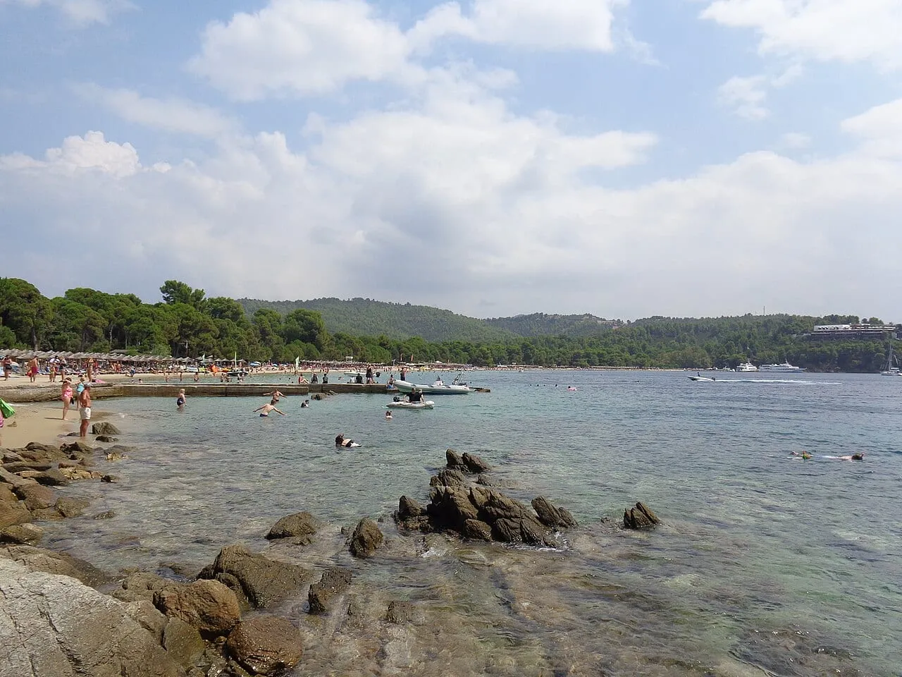 Widok na plażę Koukounaries na Skiathos od strony zachodniej