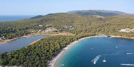Plaża Koukounaries na Skiathos widziana z lotu ptaka