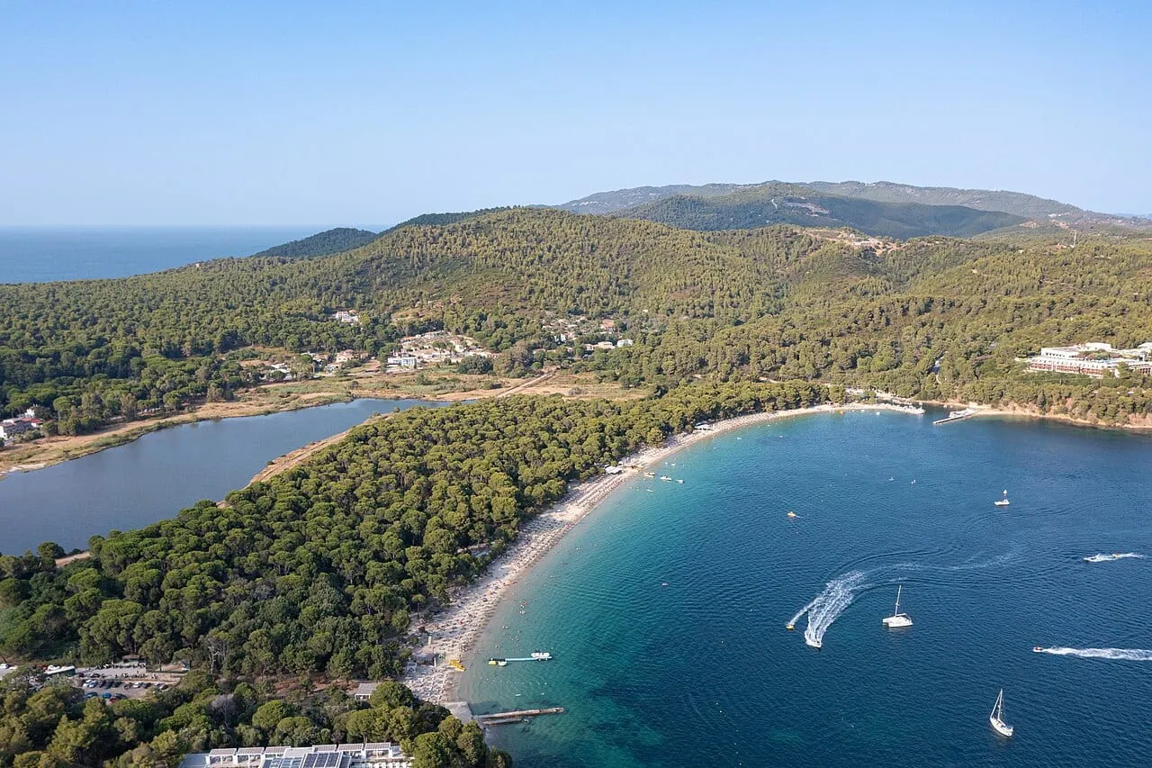 Plaża Koukounaries na Skiathos widziana z lotu ptaka