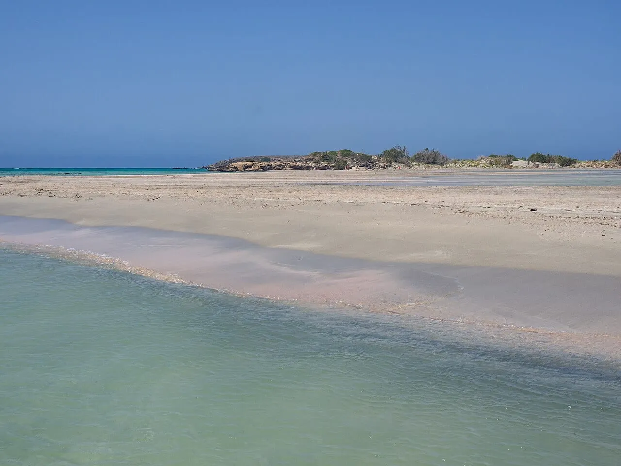Plaża Elafonisi z charakterystycznym różowym piaskiem