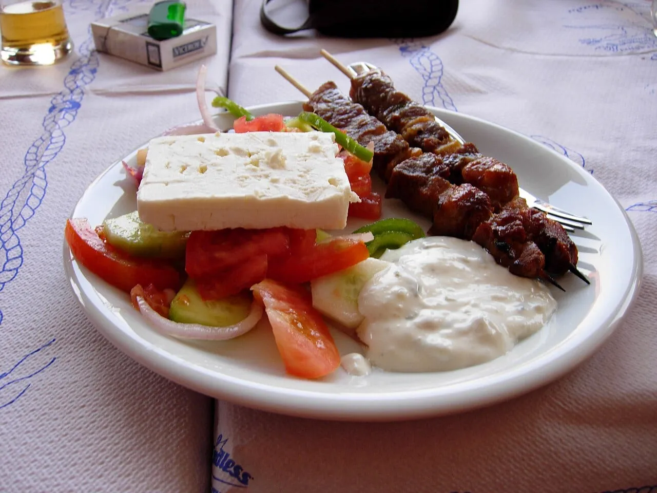 Szaszłyki z jagnięciny souvlaki podane z frytkami na wyspie Lefkada