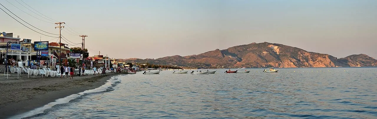 Szeroka piaszczysta plaża w Laganas na Zakynthos
