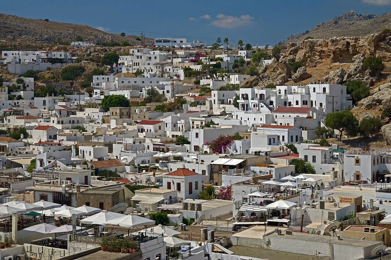 Widok na zatokę i miasteczko Lindos na Rodos z wzgórza akropolu