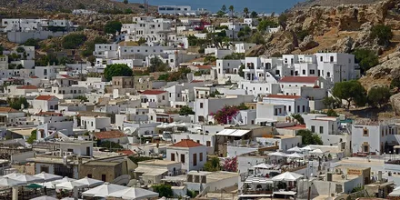 Widok na zatokę i miasteczko Lindos na Rodos z wzgórza akropolu