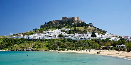 Wioska Lindos z akropolem na wzgórzu, wyspa Rodos