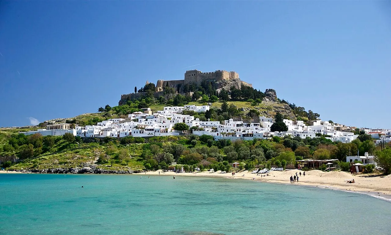 Wioska Lindos z akropolem na wzgórzu, wyspa Rodos