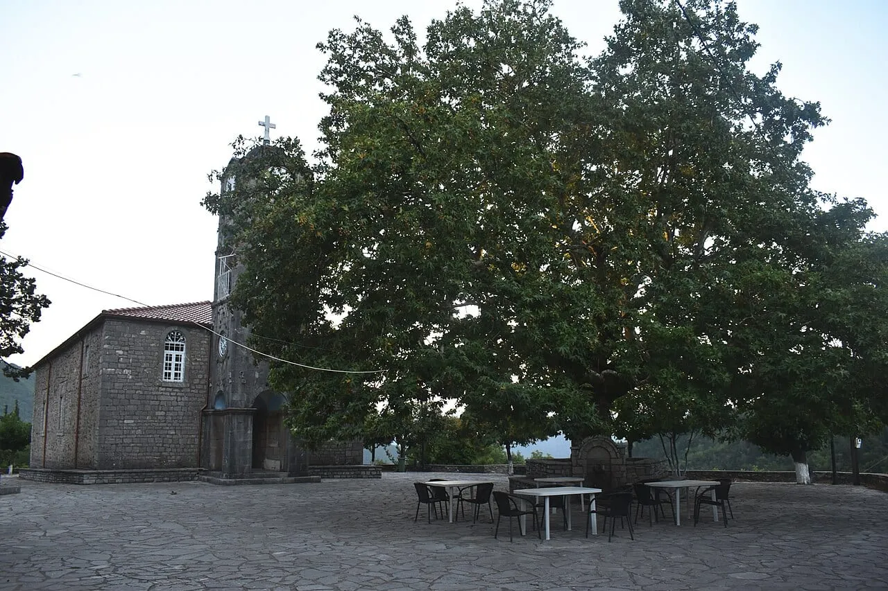 Główny plac wsi Krokyleio w środkowej Grecji