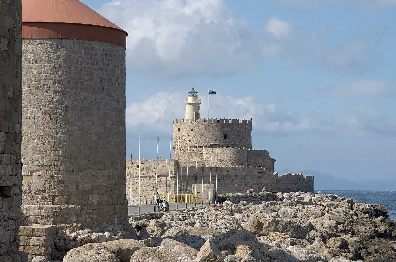Wiatrak i fort św. Mikołaja przy porcie Mandraki na Rodos