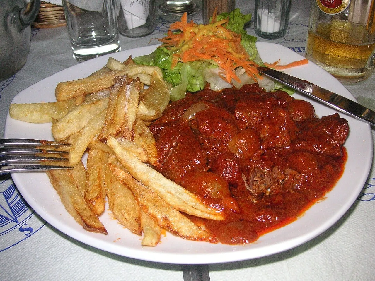 Stifado, grecki gulasz mięsny, podany w restauracji na Lesbos