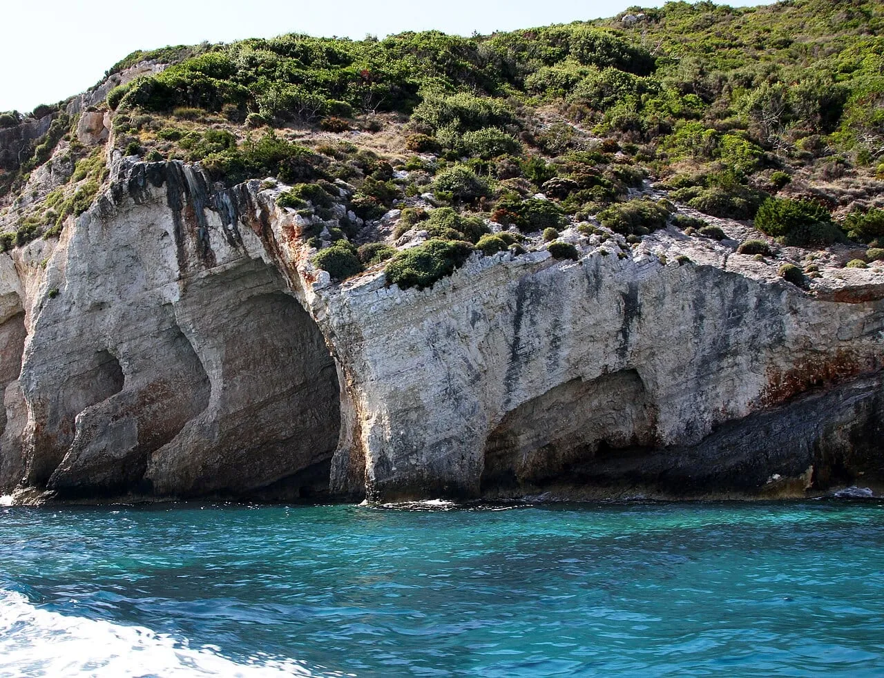 Białe klify z jaskiniami nad morzem na północy Zakynthos