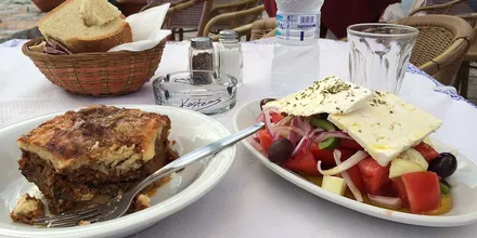 Musaka i sałatka grecka podane w tawernie w Grecji