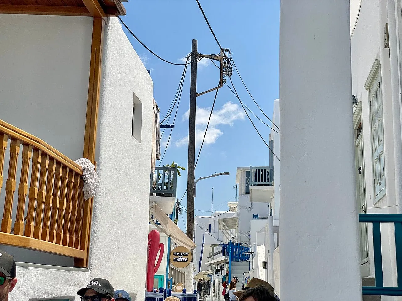 Wąska biała uliczka w Chorze na Mykonos