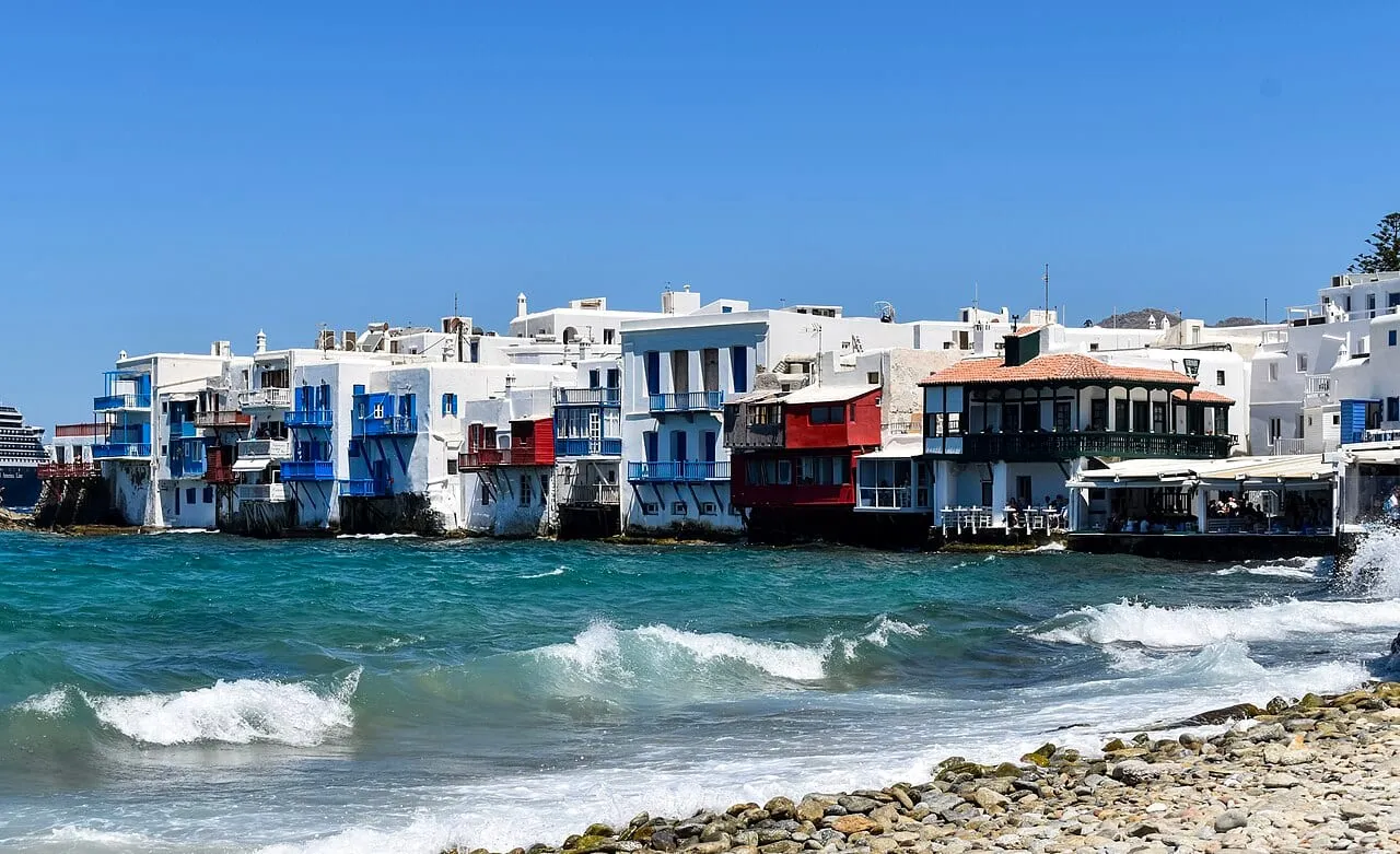 Kolorowe domy nad samym morzem w dzielnicy Mała Wenecja na Mykonos
