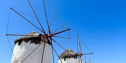 Wiatraki na wzgórzu w Chorze na Mykonos