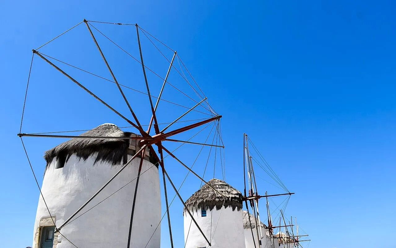 Wiatraki na wzgórzu w Chorze na Mykonos