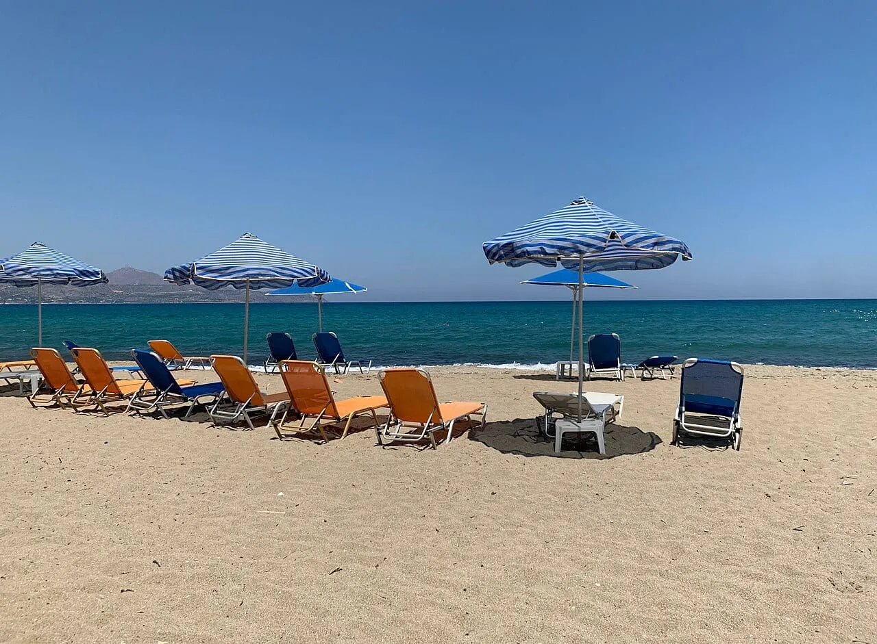 Plaża z leżakami i parasolami w Kalyves na Krecie