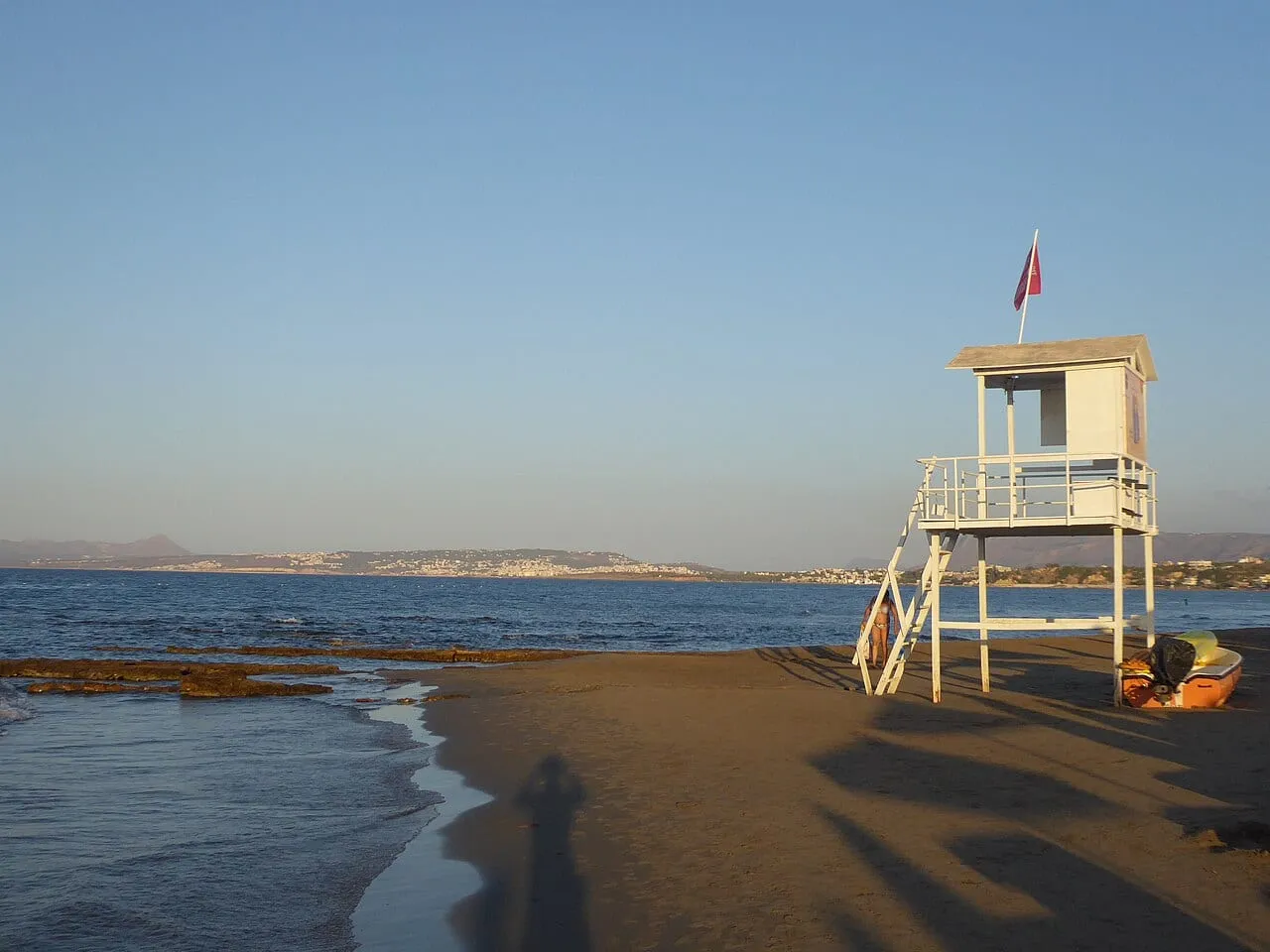 Plaża w Agia Marina na Krecie o zachodzie słońca