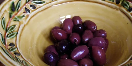 Ciemne oliwki kalamata w misce