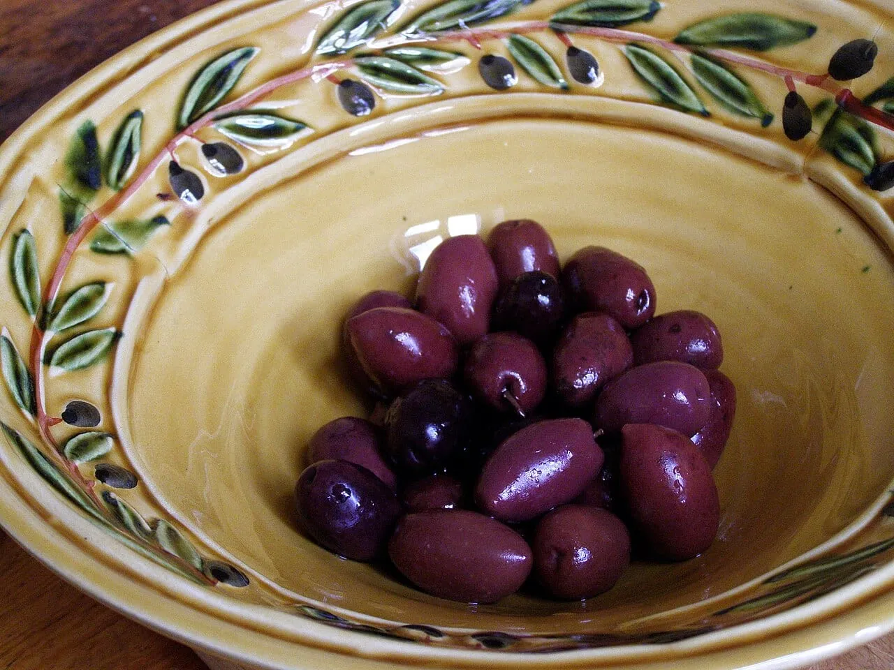 Ciemne oliwki kalamata w misce