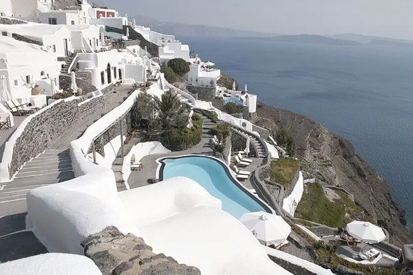 Grecja | Perivolas na Santorini – hotelowe wnętrza urzekają połączeniem pasteli i bieli