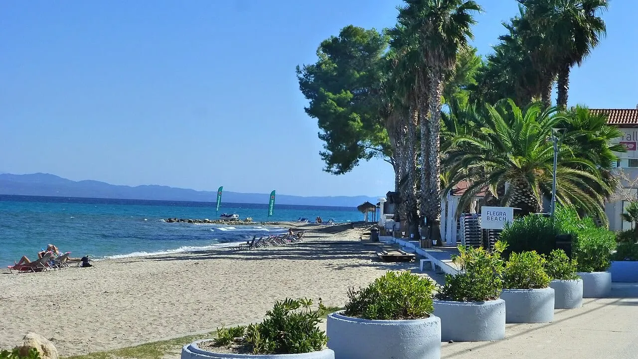 Plaża w Pefkochori na półwyspie Kassandra w Chalkidiki