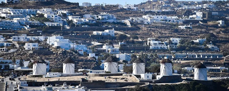 Wiatraki na Mykonos w słoneczny dzień pod bezchmurnym niebem