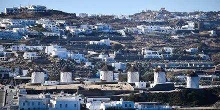Wiatraki na Mykonos w słoneczny dzień pod bezchmurnym niebem